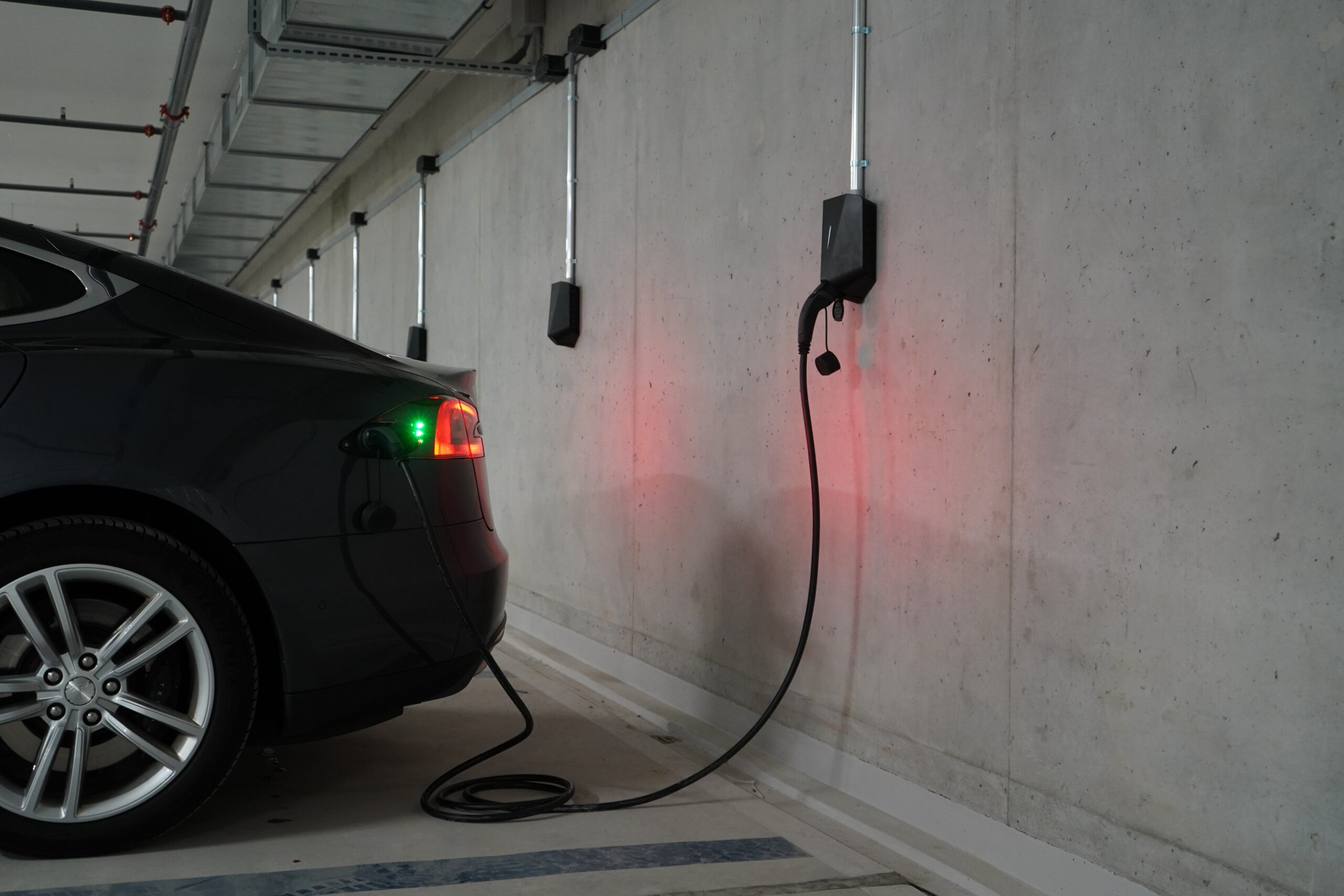 Elektroauto lädt in der Einstellhalle